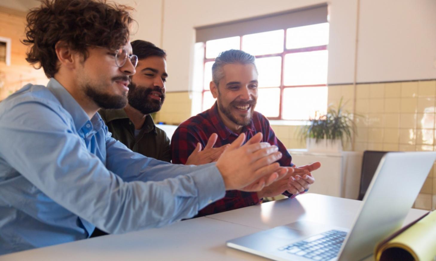 Réunion d'équipe autour de données financières